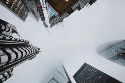 被雾覆盖的高层建筑的低角度照片